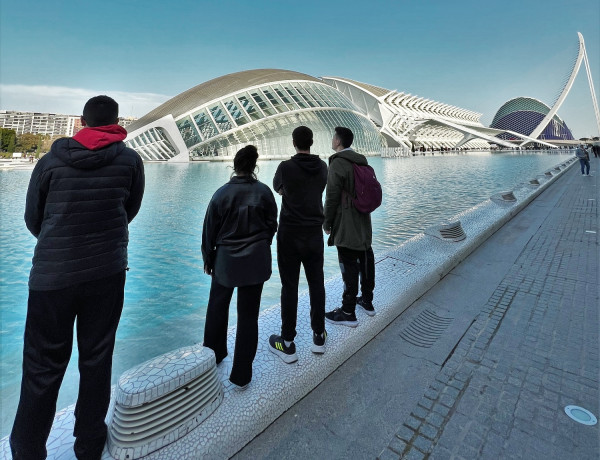 Jóvenes de Pi i Margall ante la Ciudad de las Artes y las Ciencias