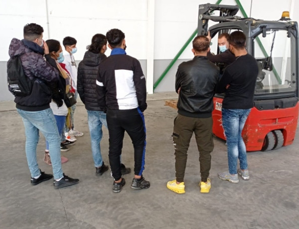 Ocho personas jóvenes atendidas en el Programa Labora de Almería realizan un curso de manejo de carretilla elevadora. Fundación Diagrama. Andalucía 2022.
