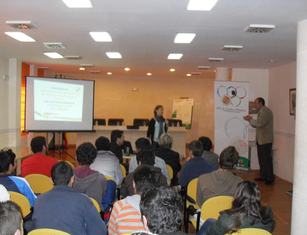 El Centro ‘Las Lagunillas’ de Jaén acoge una conferencia sobre el Movimiento Olímpico y el beneficio del deporte para los jóvenes