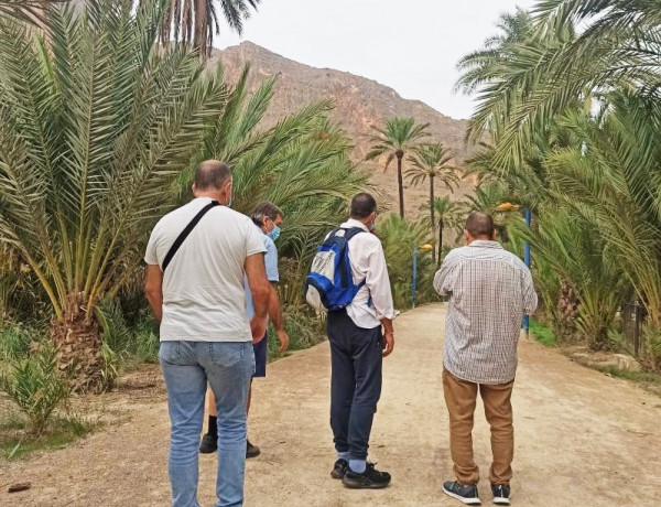 Las 4 personas atendidas en 'Altavida', durante su visita al Palmeral de Orihuela