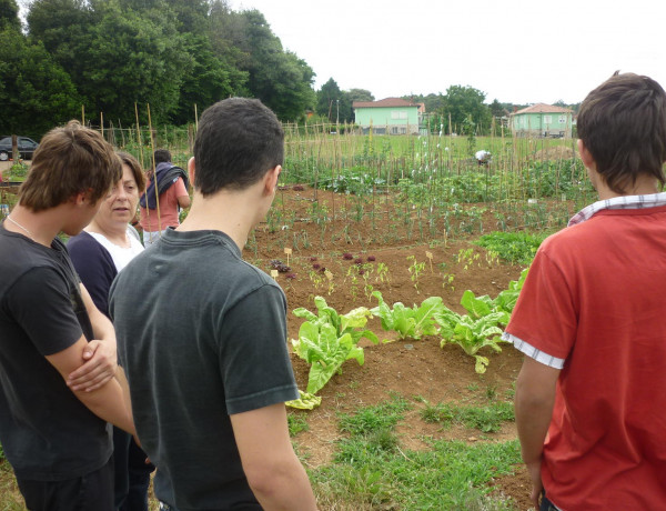 Jóvenes del Centro Juvenil de Cantabria asisten a la Escuela de Medio Ambiente del Ayuntamiento de Camargo