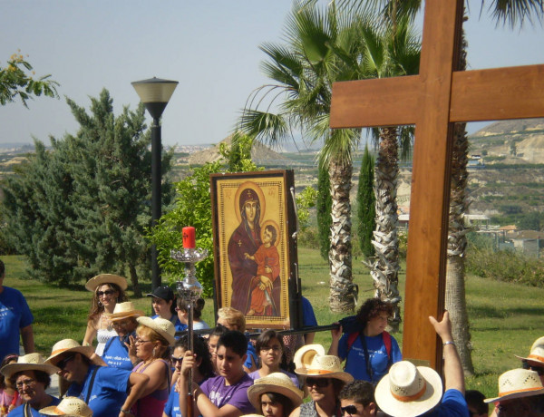 Los jóvenes de la Peregrinación de la Cruz y el Icono visitan la Residencia Nuevo Azahar de Archena