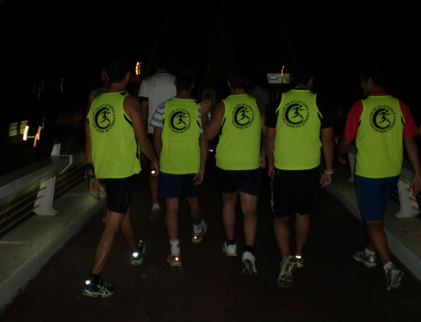 Menores y profesionales del club de atletismo ‘Cambio de Marcha’ participan en una carrera nocturna en Sevilla