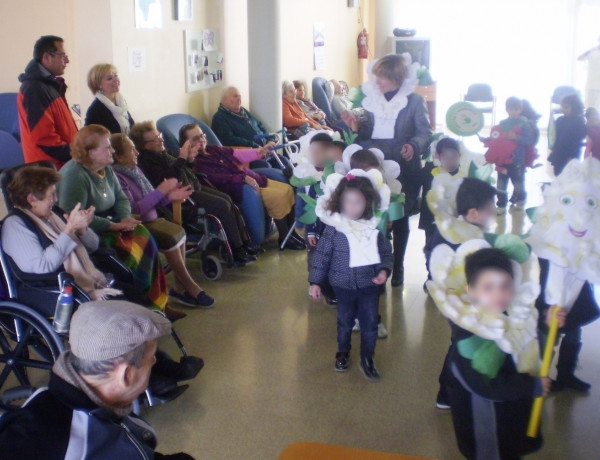 Encuentro intergeneracional en la residencia ‘Nuevo Azahar’ de Archena (Murcia) con motivo del Carnaval