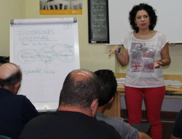 Hombres asistiendo a formación en un aula