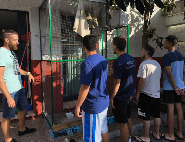 Un grupo de jóvenes del centro ‘La Jara’ de Alcalá de Guadaíra se inician en la cría y el cuidado de pájaros 