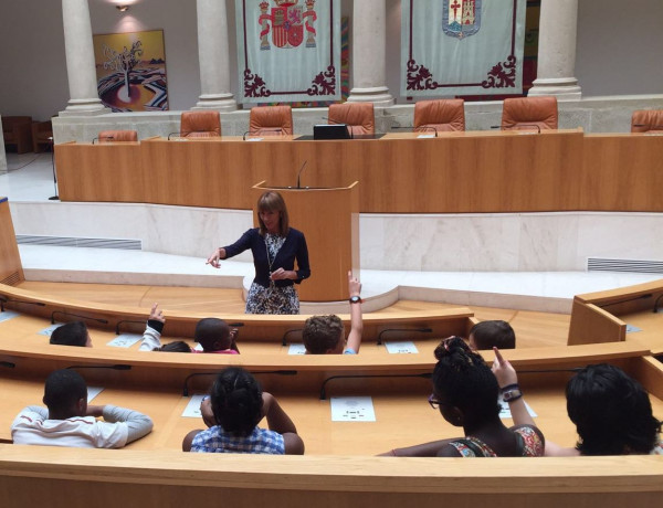 Visita menores de 'La Cometa' al Parlamento de La Rioja.