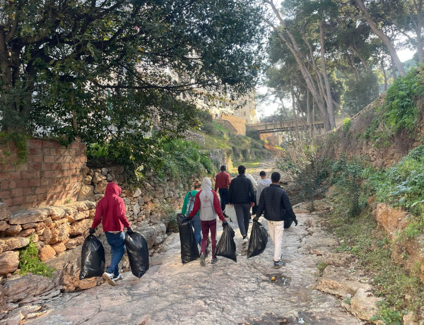Jóvenes atendidos en 'La Foradada' realizan acciones de voluntariado en el Parque Garbí
