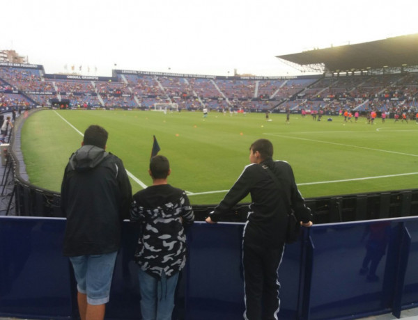 Menores atendidos en los centros ‘Campanar’ de Valencia y ‘La Pobla’ de La Pobla de Vallbona asisten a un encuentro de fútbol en el estadio Ciudad de Valencia. Fundación Diagrama 2017.  