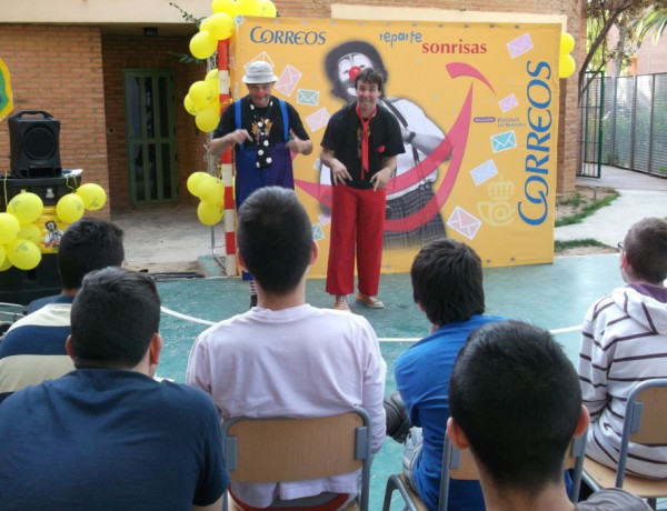 Payasos sin Fronteras lleva sonrisas a los jóvenes de los centros ‘Campanar’, ‘San Miguel’, ‘Las Lagunillas’, ‘Balcones del Aire’ y el Programa Labora