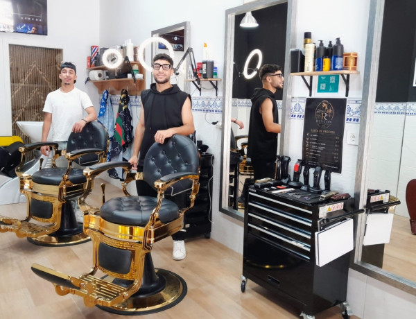 Mohamed y su socio, en su peluquería cordobesa