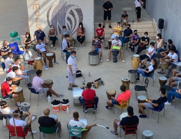 La percusión se convierte en la gran protagonista de uno de los talleres culturales realizados en el centro ‘Las Moreras’ de Murcia