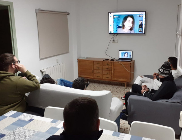 La periodista Maje Amorós comparte su experiencia profesional con los jóvenes atendidos en los centros ‘La Atalaya’ de Villena y ‘Alácera’ de Caudete