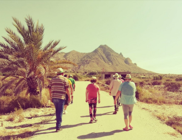 Las personas atendidas en el centro ‘Altavida’ de Abanilla (Murcia) disfrutan de un programa de rutas senderistas por la localidad. Fundación Diagrama. Murcia 2020.