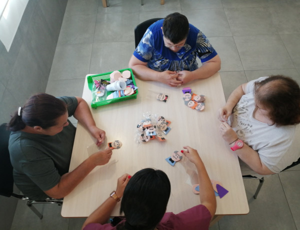 Las personas atendidas en el Centro ‘Altavida’ de Abanilla (Murcia) celebran el Día del Abuelo con un taller artístico. Fundación Diagrama. Murcia 2020. 