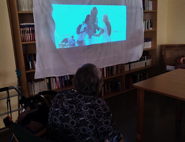 Las personas atendidas en el Centro ‘Altavida’ de Abanilla (Murcia) inician un taller semanal de cinefórum. Fundación Diagrama. Murcia 2020. 