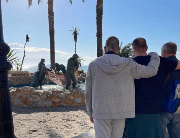 Las personas atendidas en el centro para la Atención de la Enfermedad Mental ‘Altavida’ de Abanilla (Murcia) disfrutan de una jornada de ocio positivo en el municipio de Los Alcázares