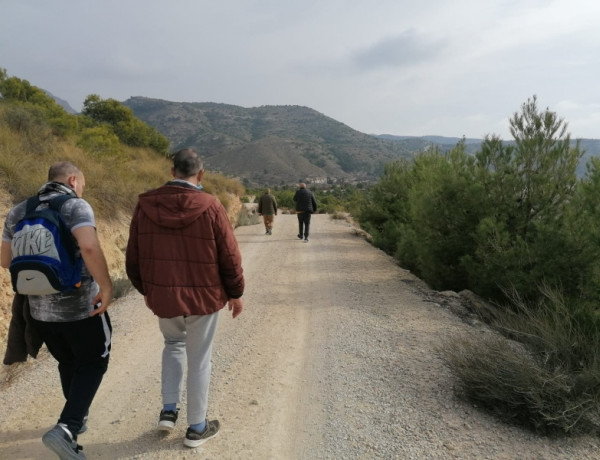 Un grupo de personas atendidas en el Centro para la Atención de la Enfermedad Mental ‘Altavida’ (Abanilla) realiza una ruta senderista por la Sierra de la Pila