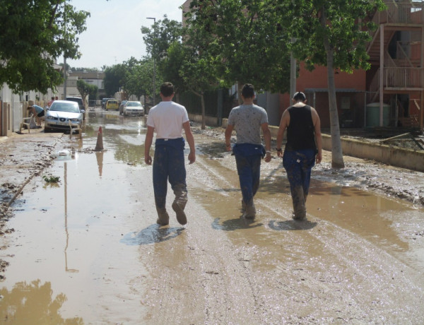 Las personas atendidas en el centro ‘Cristo de los Mineros’ de La Unión ayudan a los vecinos de Los Alcázares tras el temporal DANA. Fundación Diagrama. Murcia 2019.