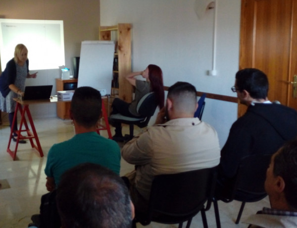 Las personas atendidas en el centro de día ‘Heliotropos’ de Murcia asisten a una charla de sensibilización impartida por profesionales de la Federación de personas sordas de la Región de Murcia (FESORMU). Fundación Diagrama. 2019