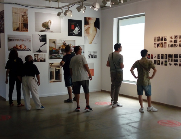 Las personas atendidas en el centro de día ‘Heliotropos’ de Murcia visitan la exposición ‘Living Foto Room’. Fundación Diagrama 2020. 