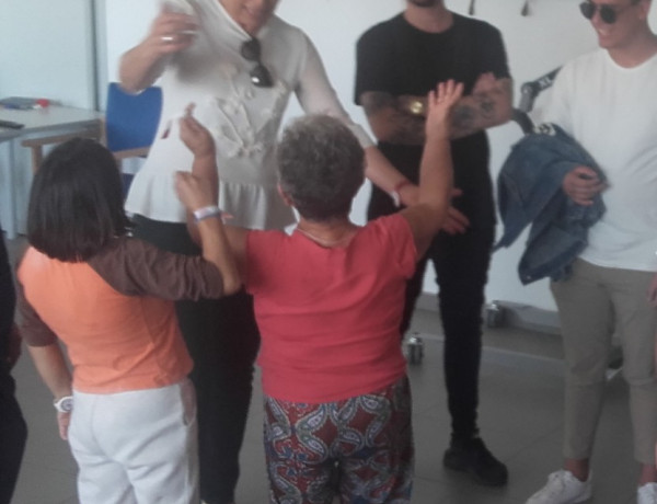 Las personas atendidas en el Centro de Día de Puerto Lumbreras reciben la visita de los cantantes Daviles de Novelda y María Ruiz. Fundación Diagrama. Murcia 2018. 