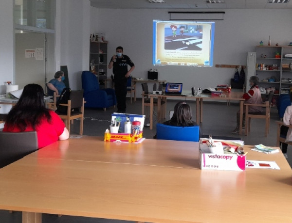 Las personas atendidas en el Centro de Día de Puerto Lumbreras realizan actividades de sensibilización y ocio positivo en colaboración con la Policía Local