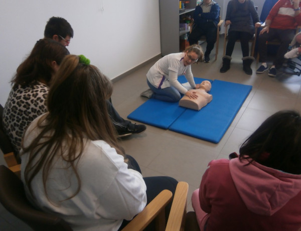 Las personas atendidas en el Centro de Día de Puerto Lumbreras participan en un taller sobre primeros auxilios. Fundación Diagrama. Murcia 2018. 