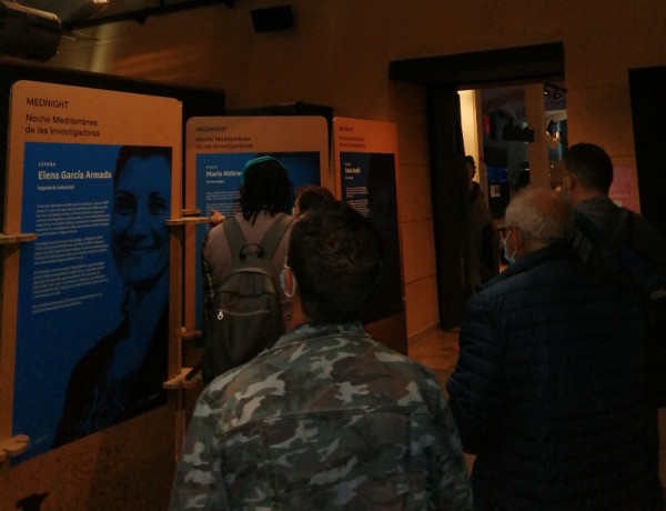Las personas atendidas en el centro ‘Heliotropos’ de Murcia asisten a la exposición ‘Rostros Mediterráneos de la Ciencia’