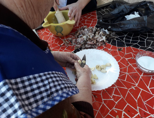 Las personas atendidas en la residencia ‘Nuestra Señora de Cortes’ de Alcaraz (Albacete) realizan una actividad de elaboración de embutidos y dulces tradicionales. Fundación Diagrama. Castilla-La Mancha 2019. 