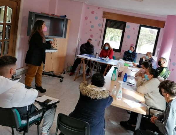 Las personas atendidas en el Programa de Inserción Sociolaboral Integral de Fundación Diagrama en Salamanca asisten a charlas sobre prevención de riesgos laborales. Fundación Diagrama. Castilla y León 2022
