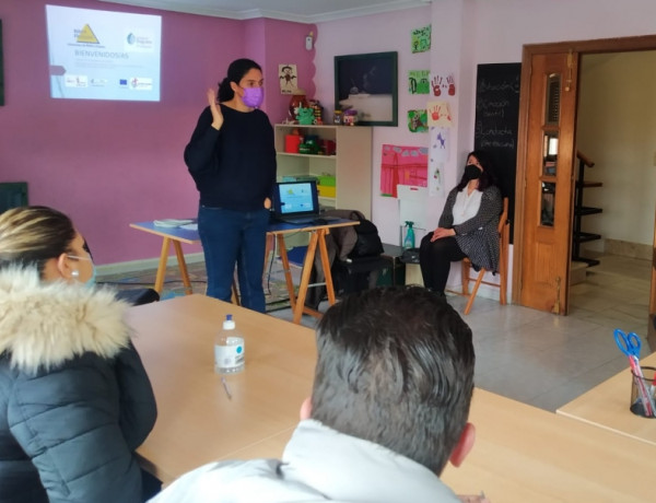 Las personas atendidas en el Programa de Inserción Sociolaboral Integral y Personalizado de Salamanca asisten a una charla sobre oportunidades de empleo. Fundación Diagrama. Castilla y León 2022