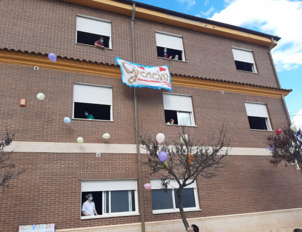 Las personas atendidas en la residencia ‘Nuestra Señora de Cortes’ de Alcaraz (Albacete) agradecen a profesionales y sanitarios su labor durante el último año 