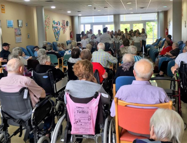 Las personas atendidas en la residencia ‘Nuevo Azahar’ de Archena asisten a un concierto de verano de alumnos del colegio El Ope de la localidad 