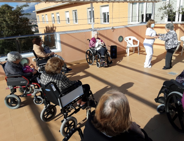 Las personas atendidas en la residencia ‘Nuevo Azahar’ de Archena (Murcia) sustituyen la tradicional castañada por actividades musicales y gastronómicas