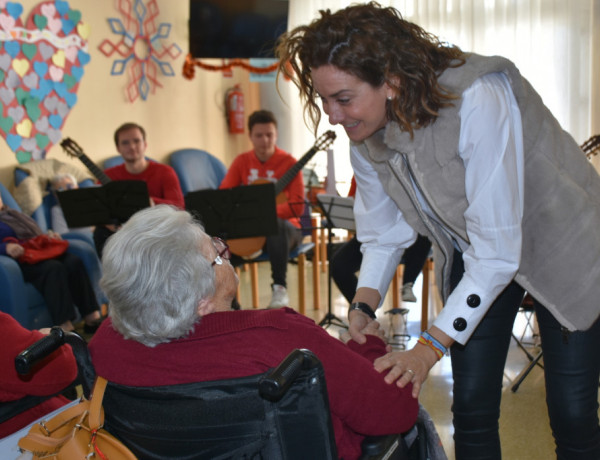 Las personas atendidas en la residencia ‘Nuevo Azahar’ (Archena) reciben la visita de Patricia Fernández, alcaldesa de la localidad. Fundación Diagrama. Murcia 2020. 