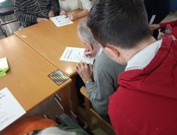 Las personas atendidas en la residencia ‘Nuevo Azahar’ de Archena asisten a una clase de inglés con profesores y alumnos del IES Dr. Pedro Guillén. Murcia. Fundación Diagrama 2018.