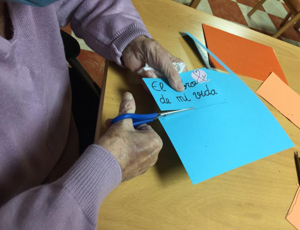 Las personas atendidas en la residencia ‘Virgen de Veladíez’ de Espirdo (Segovia) inician el proyecto autobiográfico ‘Escribiendo nuestra historia’