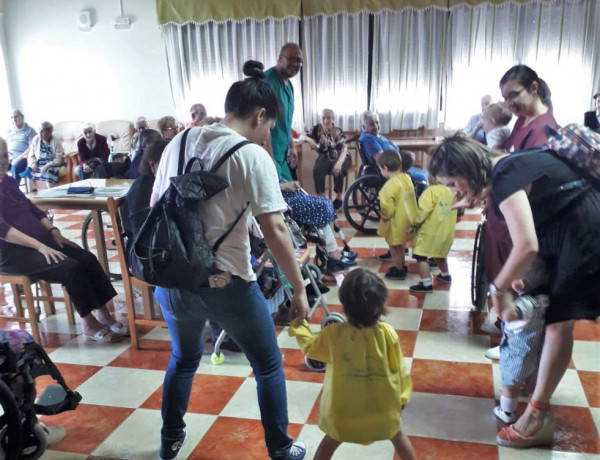 Las personas atendidas en la residencia ‘Virgen de Veladíez’ de Espirdo (Segovia) reciben la visita de los alumnos de la Escuela Infantil ‘Érase una Vez’