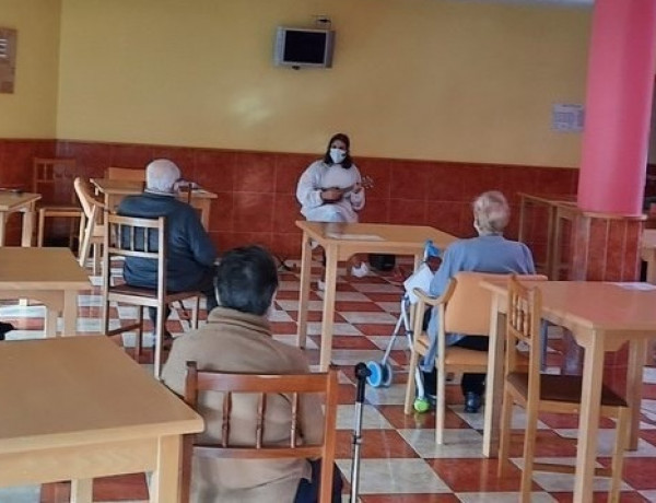Las personas atendidas en la residencia ‘Virgen de Veladíez’ de Espirdo (Segovia) participan en una actividad de narración oral