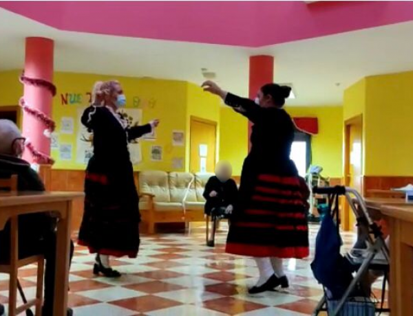 Las personas atendidas en la residencia ‘Virgen de Veladíez’ de Espirdo (Segovia) disfrutan de una jornada de bailes tradicionales