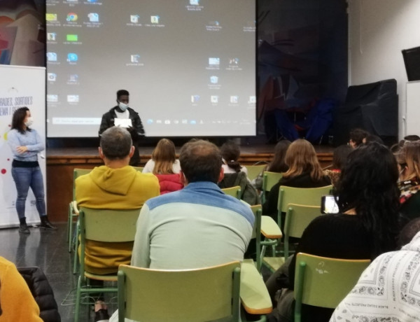 Las personas atendidas en el Servicio de Primera Acogida ‘Ullals III’ de Ulldecona (Tarragona) charlan sobre su experiencia vital con jóvenes del municipio
