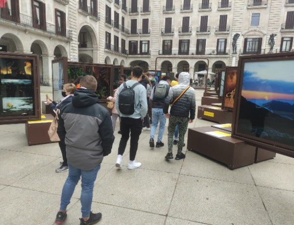 Las personas jóvenes atendidas en el Aula de FP Básica de Operaciones Básicas de Cocina de Santander visitan una exposición de National Geographic.