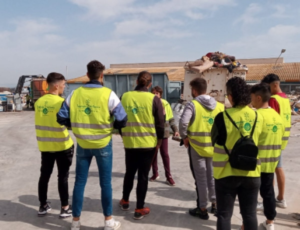 Las personas jóvenes atendidas en el centro ‘Las Moreras’ de Murcia descubren la labor que desarrolla el Centro de Preparación para la Reutilización. Fundación Diagrama. Murcia 2022