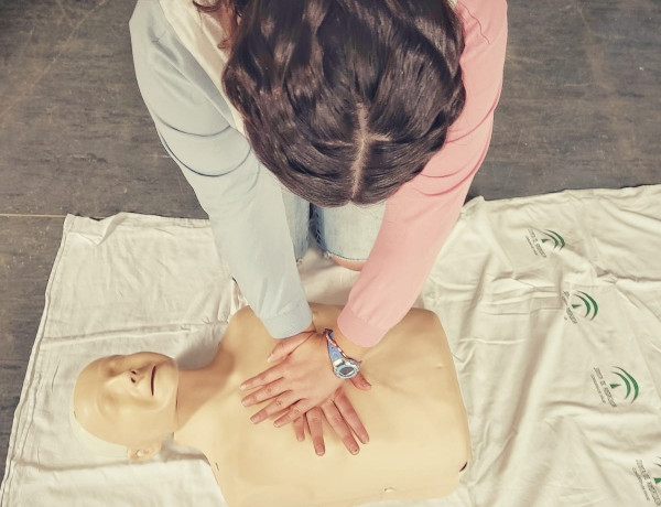 Las personas jóvenes atendidas en el centro ‘Los Alcores’ de Carmona (Sevilla) realizan una acción formativa en reanimación cardiopulmonar y primeros auxilios. Fundación Diagrama. Andalucía 2022.