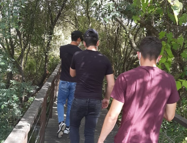 Las personas jóvenes atendidas en el centro ‘Odiel’ de Huelva descubren las especies vegetales del litoral andaluz en el jardín botánico ‘Dunas del Odiel’ 