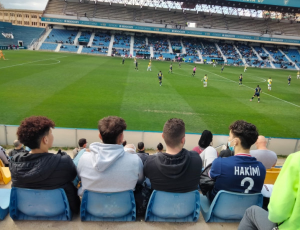 Personas jóvenes atendidas por Fundación Diagrama en Alicante asisten al partido entre el UCAM Murcia y el CE Sabadell. Fundación Diagrama. Comunidad Valenciana 2022.