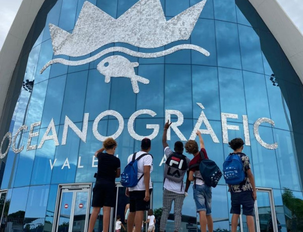 Las personas jóvenes atendidas en el Hogar de Acogida ‘La Magrana’ de Alicante disfrutan de una jornada en el Oceanogràfic de Valencia