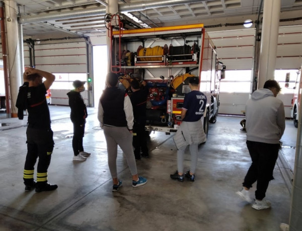 Las personas jóvenes atendidas en el Hogar ‘Benalúa’ de Alicante visitan el parque de bomberos de la ciudad.
