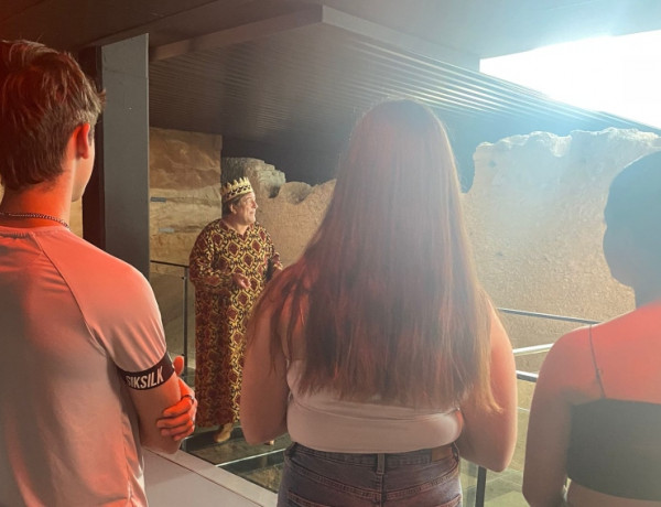 Las personas jóvenes atendidas en el hogar ‘Los Pinos’ de Molina de Segura (Murcia) descubren la historia de Alfonso X ‘El Sabio’. Fundación Diagrama. Murcia 2022